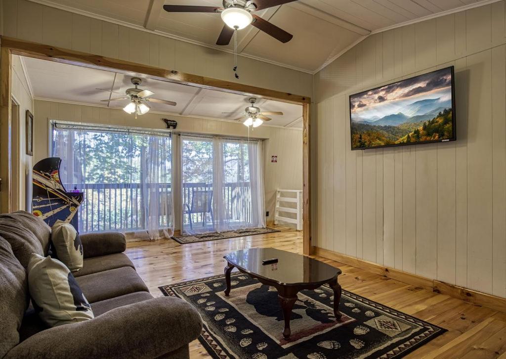 Four Bears Den, Hot Tub, 1089 Of Free Attraction Tickets For Each Paid Day, Dollywood And More Gatlinburg Zewnętrze zdjęcie